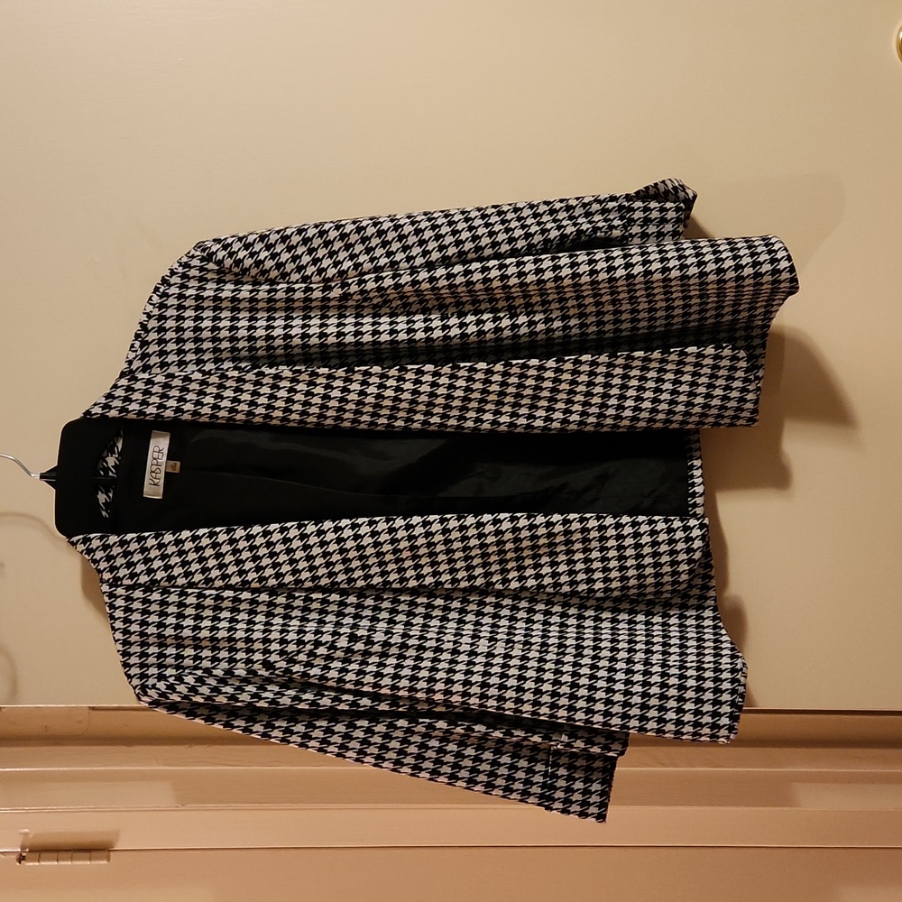 Kasper black and white blazer size 16